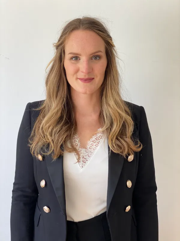 Photo showing Marta Holewa nutritionist in a black blazer and white blouse.