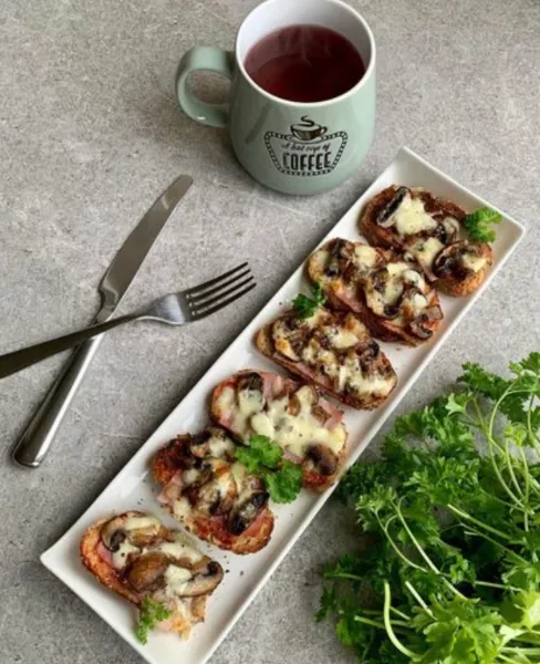 photo from lovemydiet instagram profile showing crusty bread with melted cheese