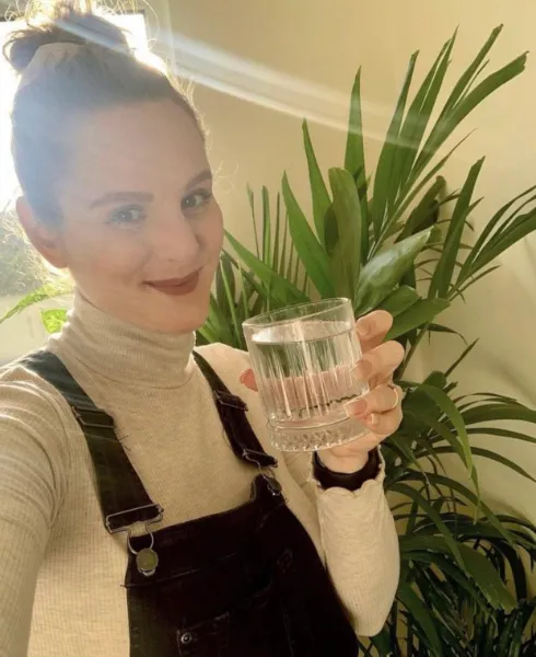 photo from instagram lovemydiet Marta Holewa holding a glass of water
