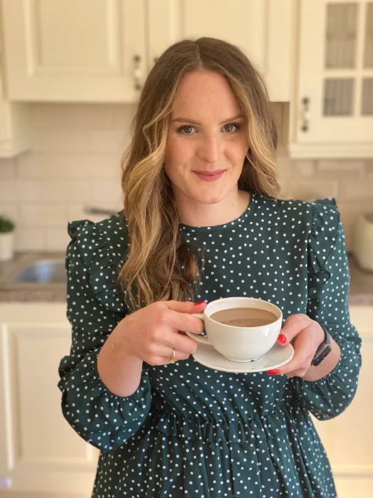 Nutritionist Marta Holewa holding a cup of coffee